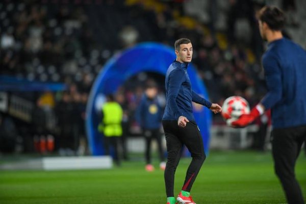 Reporter: Peña is likely to leave the team this summer. De Jong discusses renewal of the contract with Barcelona; both sides want to continue to cooperate